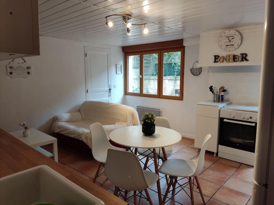 Appartement En Rez De Jardin Et Terrasse Ds Villa Ιέρ Εξωτερικό φωτογραφία